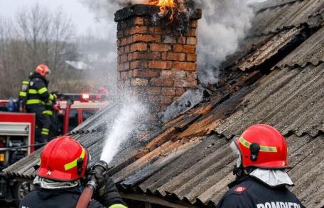 Casă din Pomârla în pericol din cauza unui incendiu izbucnit în jurul coșului de fum