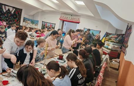 Ceară, culoare și tradiție: elevii din Pomârla au transformat școala într-un atelier pascal