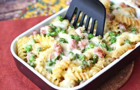 Paste cremoase la cuptor cu mazăre și șuncă gratinată