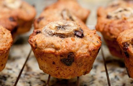 Brioșe cu banane și fulgi de ciocolată