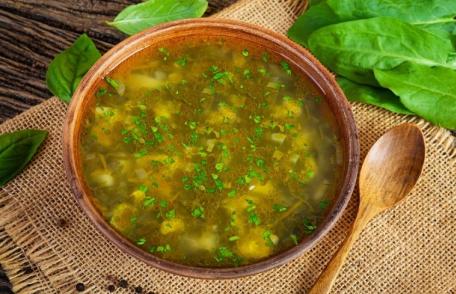 Ciorbă de ștevie, lobodă și salată verde