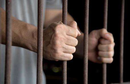 Bărbat reținut pentru încălcarea ordinului de protecție și distrugere