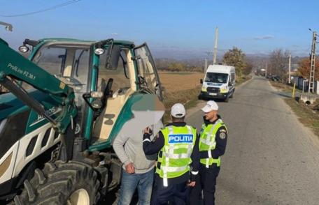 S-a ales cu dosar penal după ce a fost depistat conducând fără permis un tractor neînmatriculat