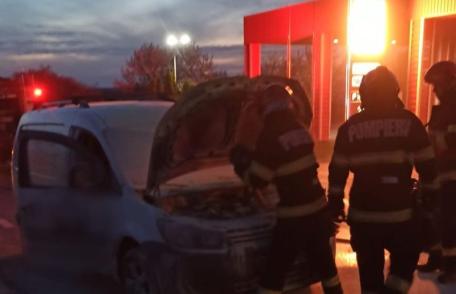 Autoutilitară în care se aflau doi adulți și un copil transportat la spital cuprinsă de flăcări pe o stradă din Dorohoi