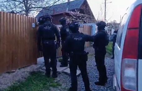 Percheziții la Vârfu Câmpului după o postare pe o rețea de socializare. Armă ridicată de polițiști