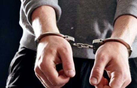 Tânăr reținut pentru violență în familie, amenințare și distrugere
