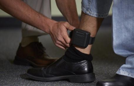 Bărbat reținut pentru nerespectarea ordinului de protecție. Era supravegheat prin sistemul de monitorizare electronică