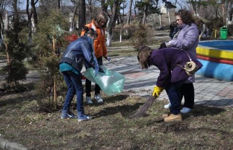 Parcul „Grădina de vară” ecologizat de copiii de la Şcoala Nr.5 Dorohoi