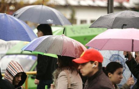 Vin ploile şi scad temperaturile. Vezi cum va fi vremea