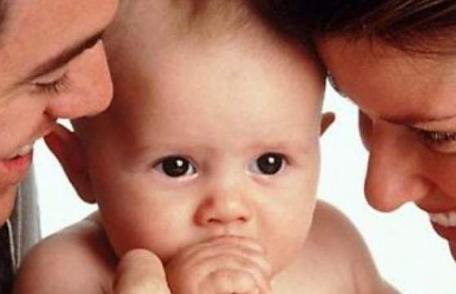Noua Lege a adopţiilor intră în vigoare sâmbătă: românii din străinătate vor putea înfia copii