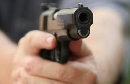 Un bătrân din Dumeni a tras cu pistolul în vecinii săi