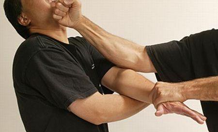 Bătaie pe viață și pe moarte într-un club din Suceava