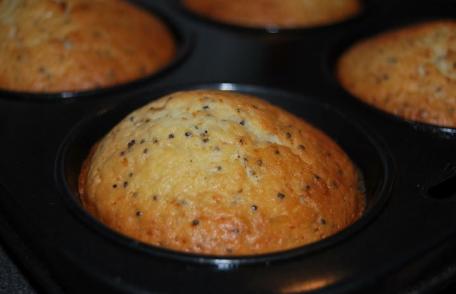 Briose cu iaurt, lamaie si mac