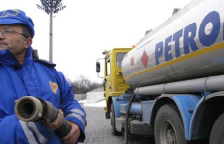 Benzina s-a scumpit din nou. Cu cât a majorat Petrom preţul carburantului