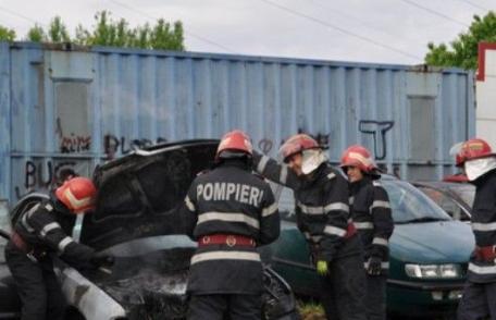 Două maşini având acelaşi proprietar, incendiate