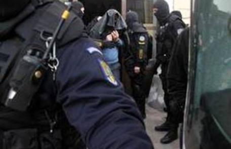 Grupare infracțională destructurată de polițiști