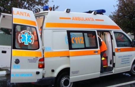 A ajuns la spital după ce a intrat cu mopedul într-un autoturism