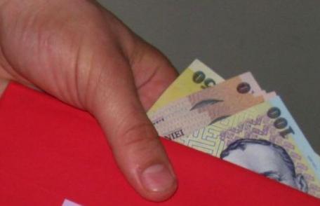 Tânăr prins de poliţişti după ce a furat 200 de lei dintr-un bar