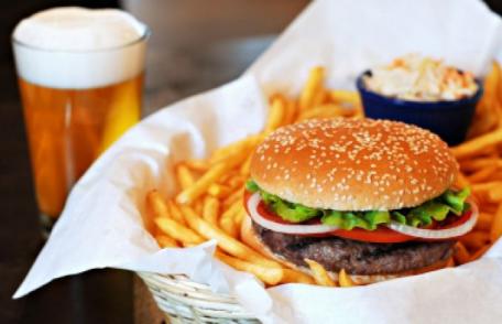Taxă pe hamburgeri, șaorma și bere