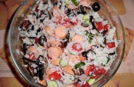 Salată cu crenvuști și ciuperci