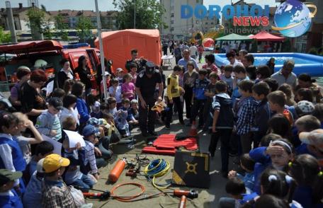 Punct mobil de informare preventivă a I.S.U. Botoşani dedicat Zilei Internaţionale a Copilului