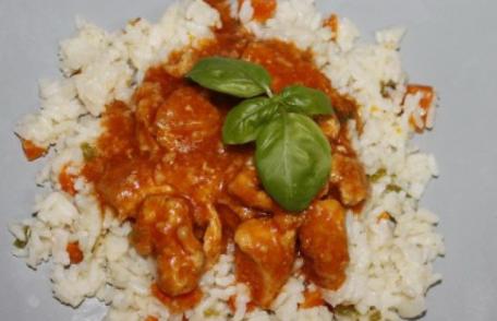 Orez cu sos și piept de pui