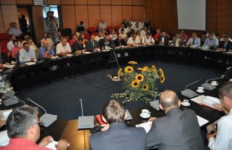 Consilierii judeţeni au fost învestiţi astăzi în funcţie. Vezi lista completă!