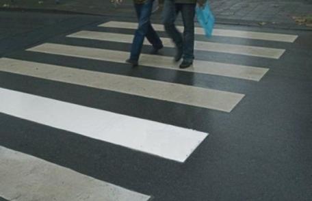 Bătrână lovită pe trecerea de pietoni