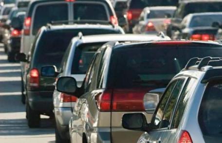 Canicula a dat circulaţia rutieră peste cap. Vezi drumurile cu restricţii