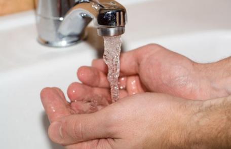 Locuitorii din Darabani primesc apă cu porţia. Vezi programul în care primesc apă