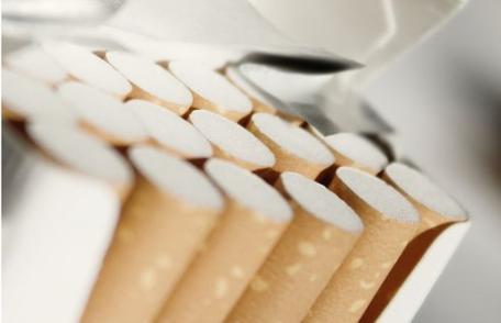 Dorohoian păgubit de 8.000 lei, după ce s-a implicat într-o tranzacţie ilegală cu ţigări