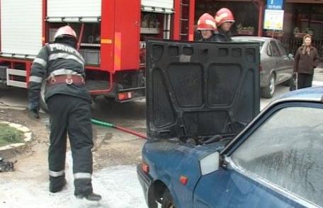 Maşină cuprinsă de flăcări în mers