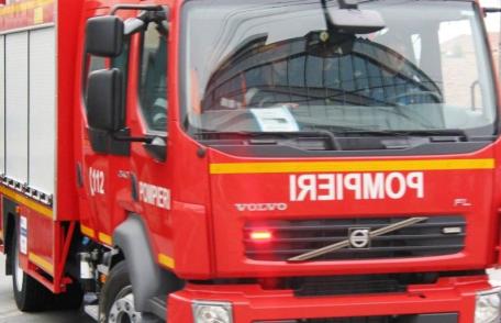 O maşină a luat foc în trafic pe strada Nicolae Titulescu din Dorohoi