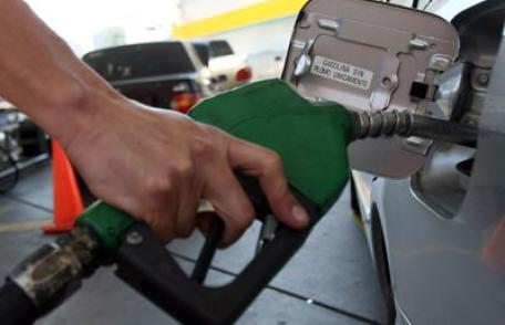 Lukoil şi Rompetrol scumpesc benzina şi motorina