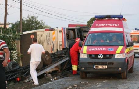 Patru persoane au ajuns la spital, după ce autocarul cu care călătoreau s-a răsturnat la Copălău