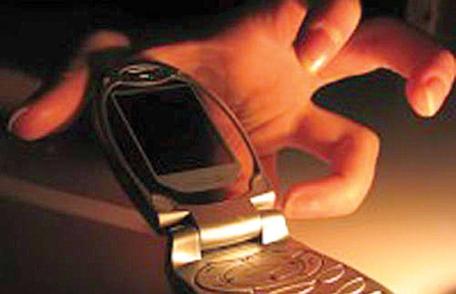 Tânăr prins de polițiști imediat după ce a furat un telefon mobil de la o fetiță de 14 ani