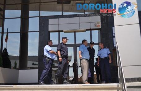 INCREDIBIL! Un dorohoian a ameninţat că se sinucide în clădirea ANAF Dorohoi