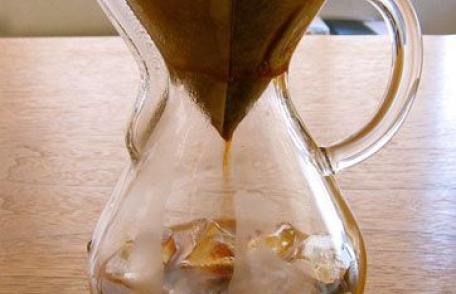 Cum să faci o cafea rece pentru o zi caniculară