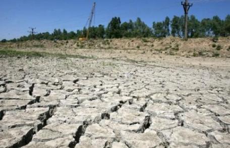 Urmează două luni de caniculă şi secetă. Se crapă pământul!