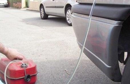 Tânăr arestat de polițiștii dorohoieni în timp ce fura benzină din rezervorul unui autoturism