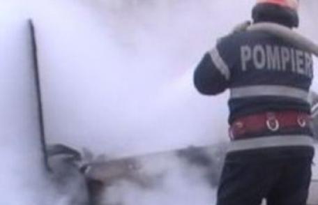 Maşină distrusă parţial într-un incendiu         