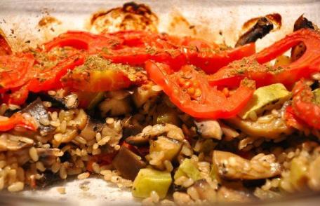 Ghiveci cu legume, orez și carne la cuptor