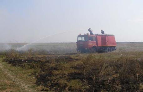 Trei incendii de vegetaţie uscată în mai puţin de 10 ore