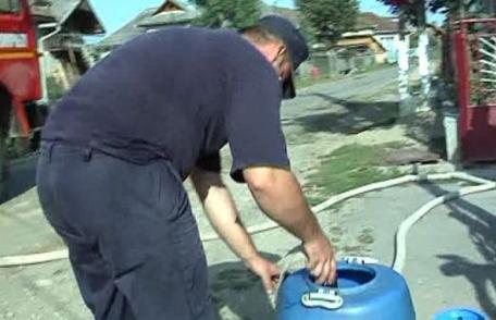 Apă menajeră transportată de pompieri în localităţile unde au secat fântânile