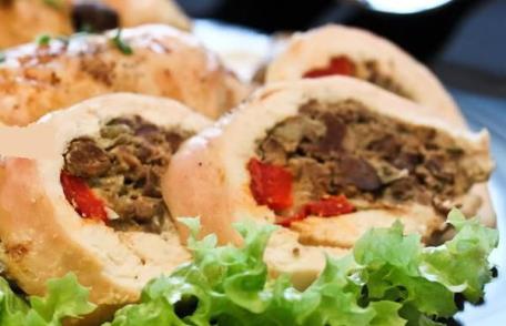 Rulouri din piept de pui umplute cu ficăței