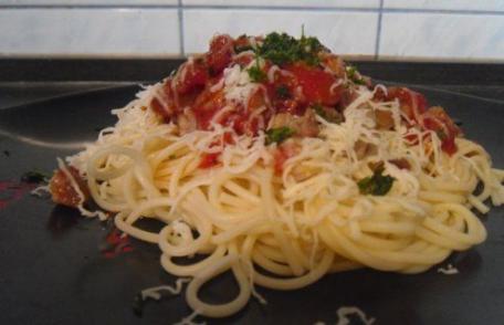 Spaghete cu sos de ardei si ciuperci