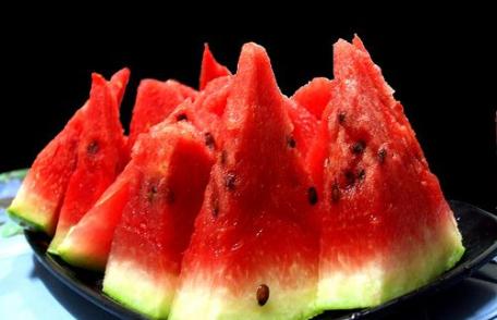 Motivele sănătoase pentru a nu arunca seminţele din pepenele verde