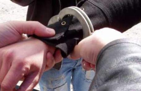 Tineri reţinuţi pentru tâlhărie prezentați Parchetului de pe lângă Judecătoria Dorohoi