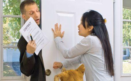 Ai datorii la bancă? Ai o problemă! Banca angajează recuperatori de datorii să acţioneze precum cămătarii!