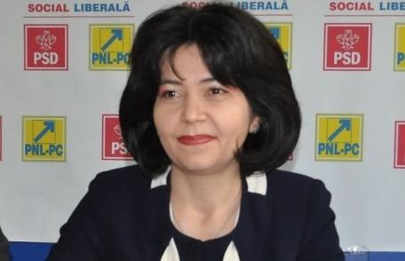 Doina Fedorovici alături de copiii din Băiceni care nu au posibilitatea de a merge la şcoală